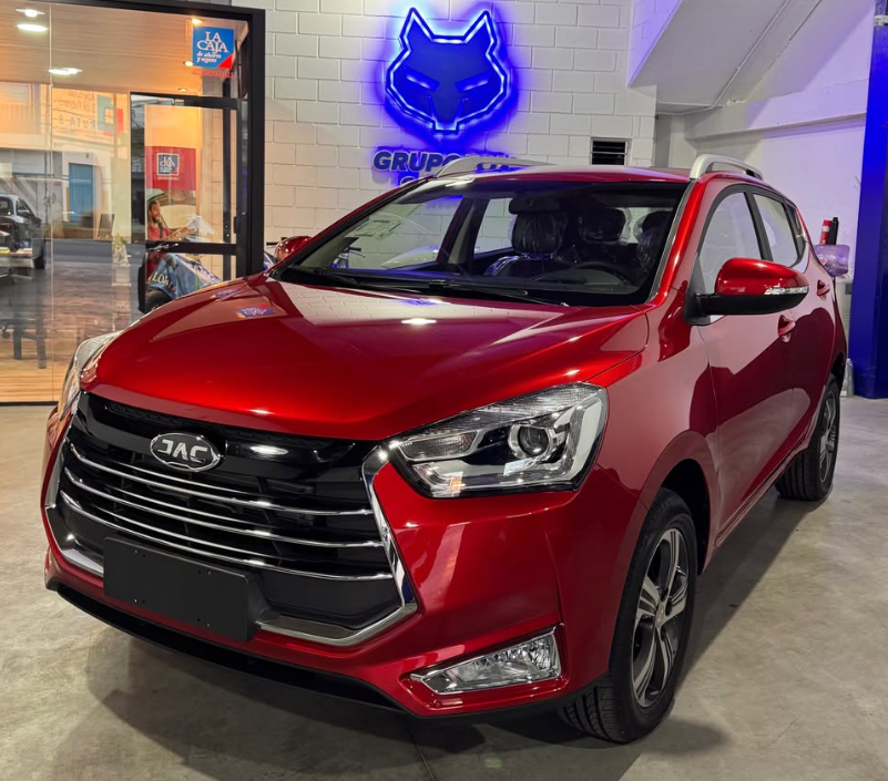 JAC rojo 0 km en el salón de Grupo Fox Garage