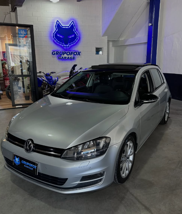 Volkswagen Golf gris en el salón de Grupo Fox Garage