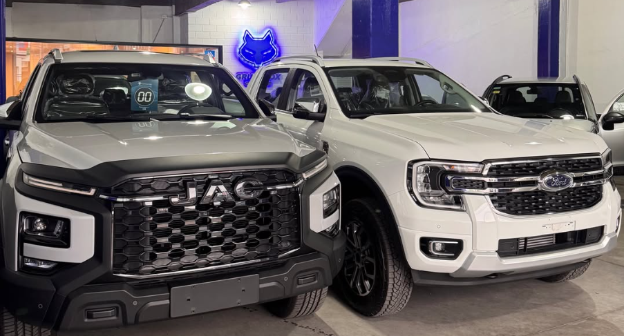 Salón de Grupo Fox Garage con camionetas JAC y Ford Ranger